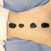 Hot Stone-Massage mit warmen Lavasteinen
