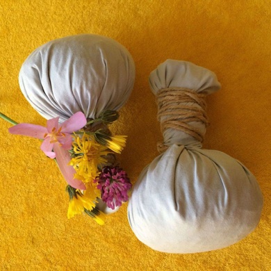 Kräuterstempel Wellness-Massage in Brigels